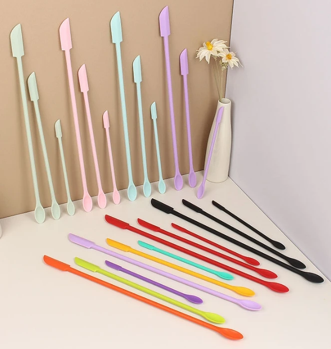 Kitchen Gadgets List - Spatule en silicone à manche long,